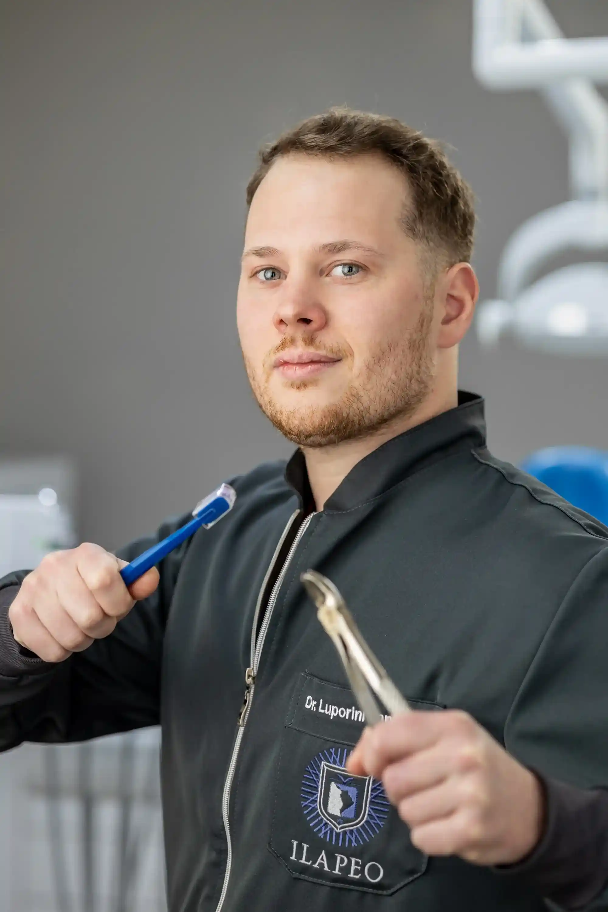 Cirujano dental con herramientas de precisión